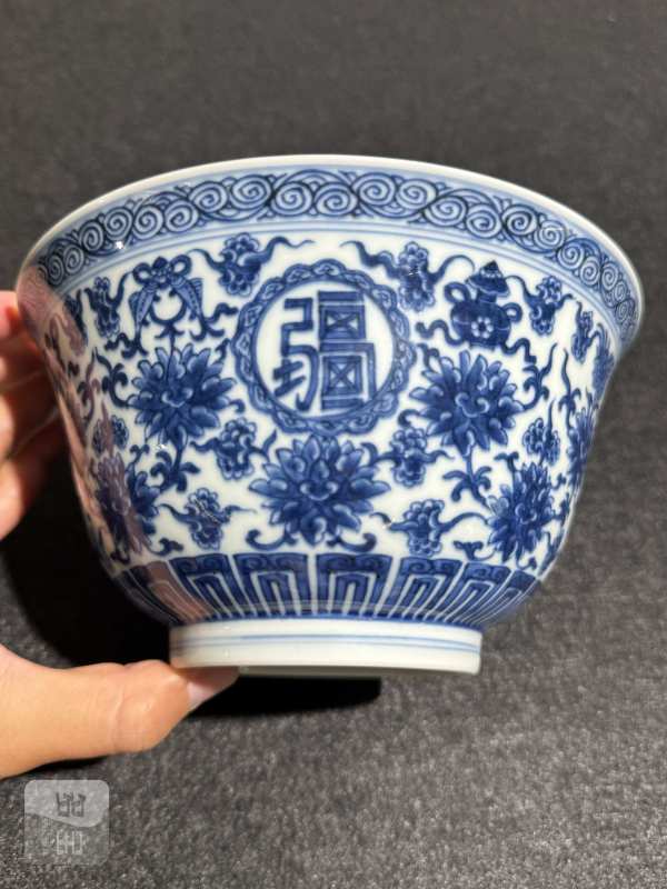 清道光 青花莲托八宝万寿无疆纹碗 - 图5